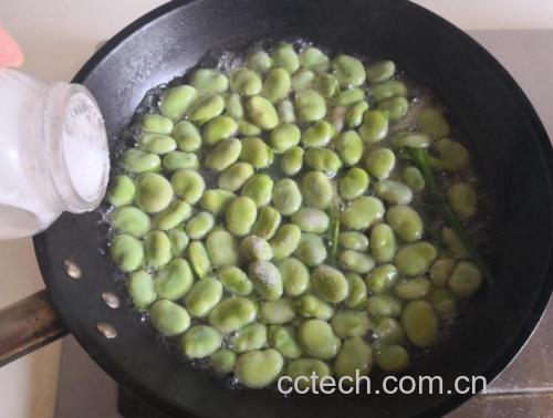 家庭厨房中进行蚕豆焯水与冰水冷却过程