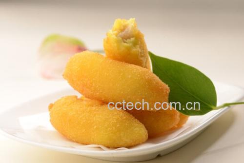 厨房中正在烹饪的芭蕉菜肴
