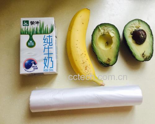 一位成年人坐在餐桌旁，面前摆放一杯牛奶和一根去皮的香蕉，准备搭配食用，环境明亮整洁