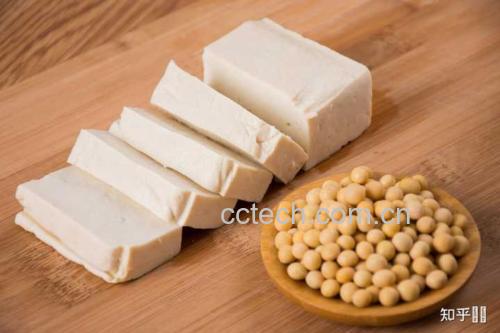 黄豆与香蕉并列摆放的高清食材图