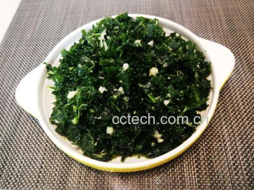 清炒蒜薹对比实验图:左盘为正确做法(翠绿挺直、油亮干爽),右盘为常见错误做法(暗黄软塌、盘底积水),中间用红色箭头标注关键差异点:水分控制、火候强度、装盘方式