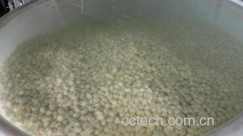 压泥过筛法过程图:石杵在青石研钵中螺旋按压带盐粒的白蒜瓣,右侧不锈钢细网筛正滤出乳白色蒜浆,滤液滴入玻璃量杯