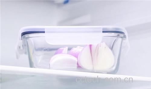 洋葱丝盐渍后冰水浸泡及拧干过程特写