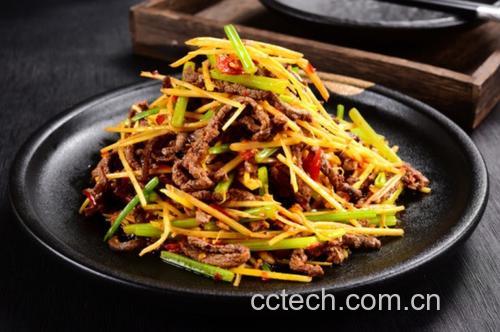 成品牛肉丝洋葱装盘特写