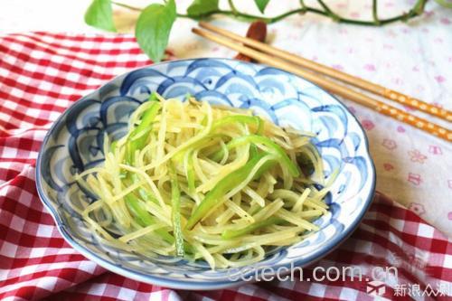 家庭餐桌上摆放的一盘炒土豆丝与一碗米饭