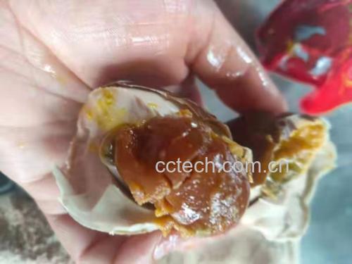 成品咸蛋切开图