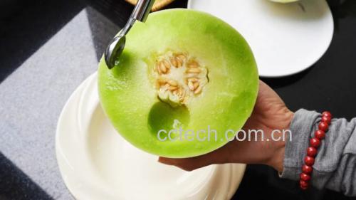营养师手持玉菇甜瓜与标准刻度量杯,展示150g可食部(约1小碗)份量,并标注“≈213mg钾”,背景为家庭厨房台面,旁置血压计与低钠盐罐