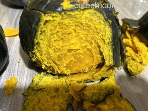贝贝南瓜切开后内部果肉