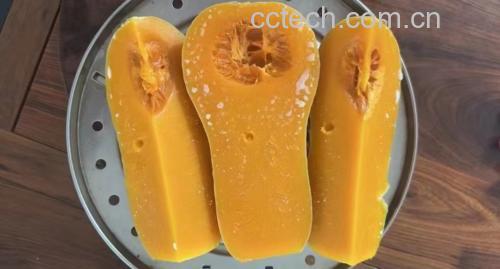 南瓜蒸锅与配菜摆盘图