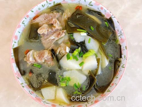 成品干海带排骨汤盛入瓷碗的摆盘图