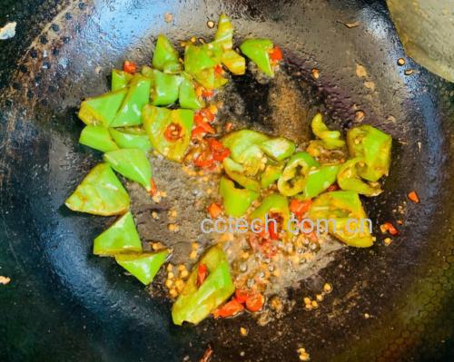 青椒与鸡腿翻炒过程
