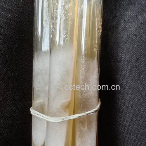 实验室研究人员正在检测生姜提取物对尿酸酶的影响
