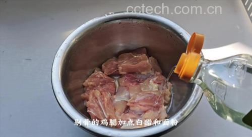 鸡腿裹粉过程特写