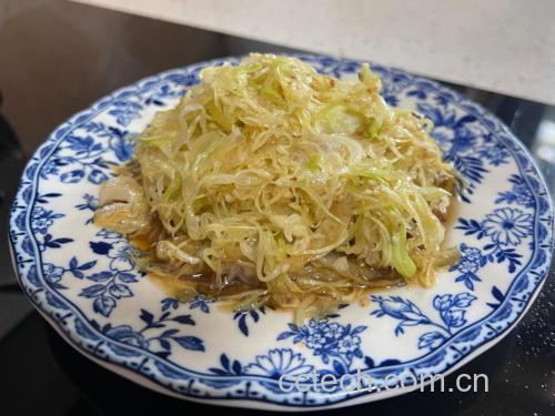 成品红烧鸡腿块和洋葱装盘图
