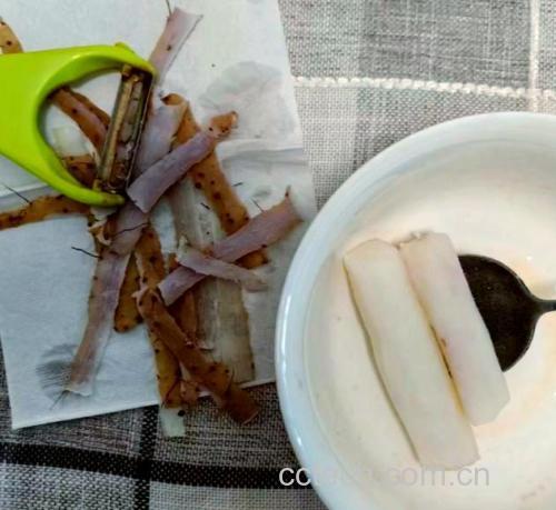 山药去皮与蒸制过程
