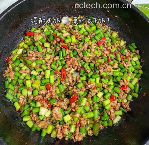 平菇炒腊肉成品特写