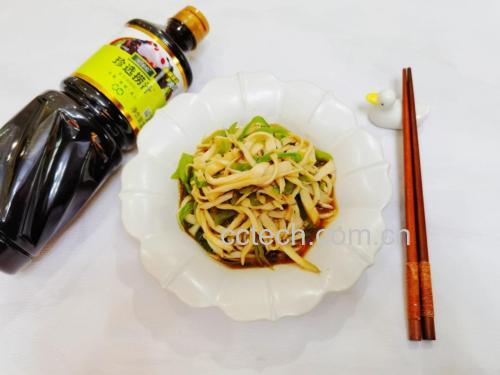 平菇炒腊肉配米饭场景图