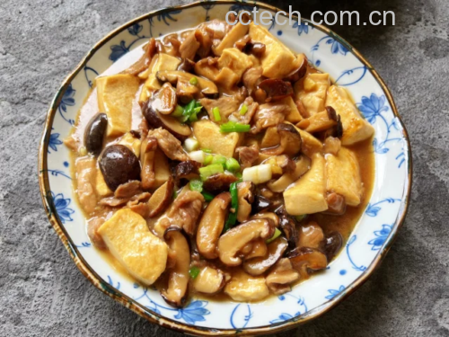 豆腐焯水与香菇泡发过程