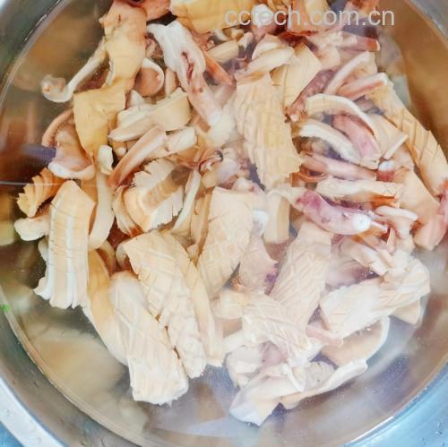 鱿鱼焯水过程特写