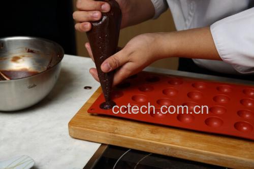 巧克力模具填充过程