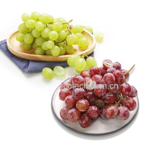 红提拼盘成品俯视图:螺旋排列的红提半切面中心,蓝莓、西瓜球、树莓构成三角支撑,迷迭香点缀,纯白瓷盘背景
