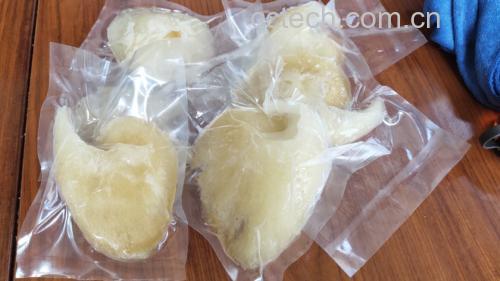 红提清洗与食用对比图：左侧为未处理红提表面反光蜡质层，右侧为苏打水浸泡+流水冲洗后洁净透亮果面，中间插入温度计显示18℃室温环境