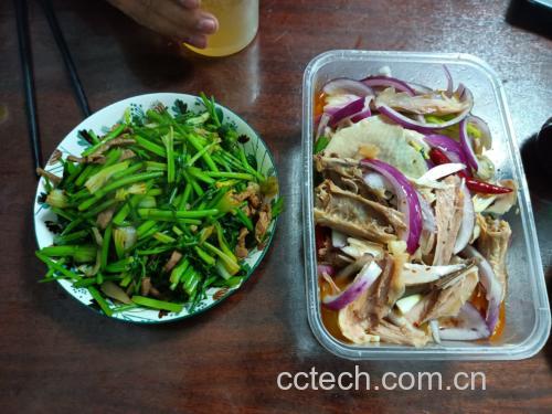 香芹炒鸡肉搭配米饭食用场景