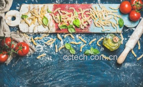 黑胡椒肉酱意大利面成品特写：纯白陶瓷深盘中盛装油亮诱人的意面，面条根根分明裹着深褐色肉酱，表面撒着现磨黑胡椒碎与翠绿罗勒叶，酱汁在盘底形成自然光泽环，叉子挑起一束面条展现完美挂汁状态