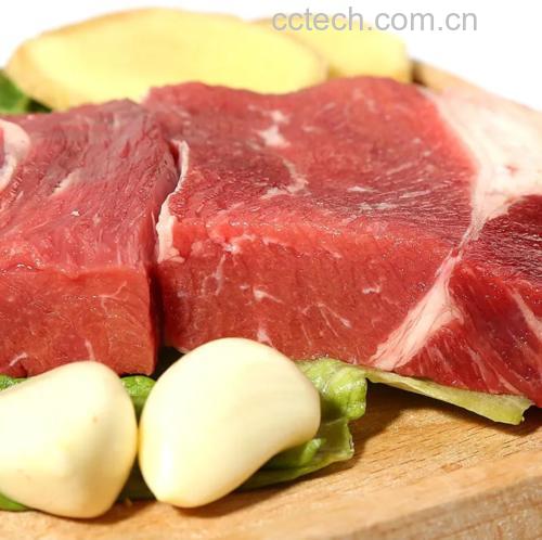 子姜炒牛肉所需食材整齐摆放在案板上,新鲜牛肉、嫩子姜、大蒜等清晰可见