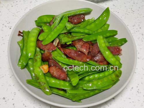腊肠炒荷兰豆成品图