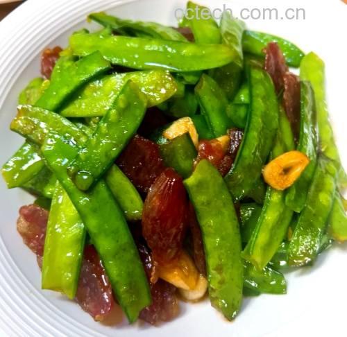 成品荷兰豆炒腊肠摆盘效果