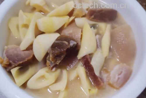 雷笋烧肉炖煮过程特写