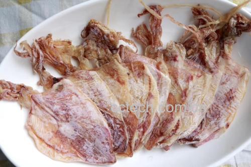 干鱿鱼作为下酒菜的摆盘图