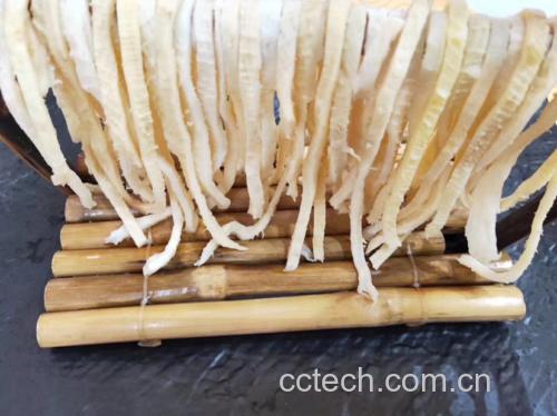 干鱿鱼泡发与焯水过程
