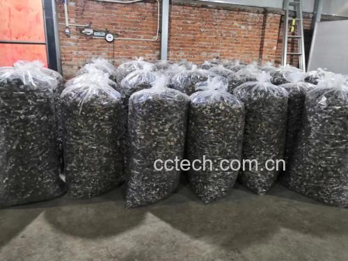 实验室检测场景:科研人员正在操作高效液相色谱仪分析羊肚菌多糖组分