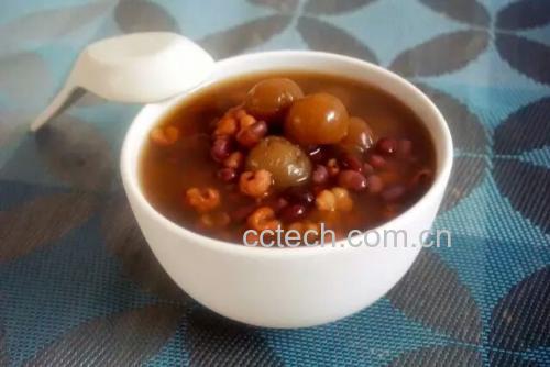 一杯热红糖桂圆水特写