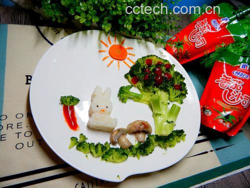 儿童在餐桌前开心地吃着一盘由西兰花和豌豆组成的彩色蔬菜餐,旁边有父母陪伴