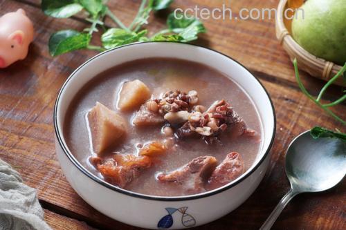 鸡爪芋与黑豆煲汤成品图