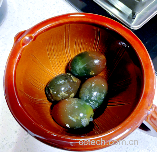 红菜苔皮蛋成品特写,调味汁微微包裹食材,光泽诱人