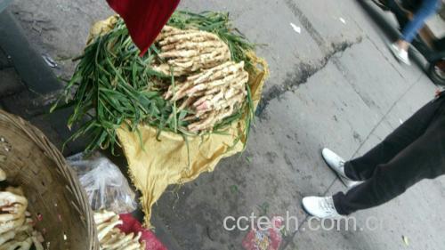 市场摊位上陈列的新鲜子姜与其他泰式香料组合