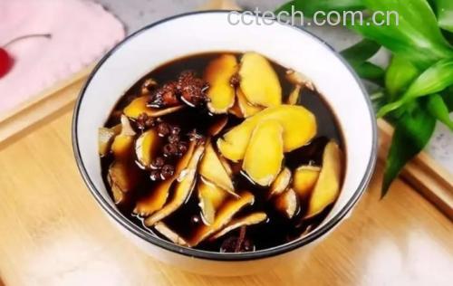 厨师正在将新鲜子姜切片加入沸腾的冬阴功汤锅中