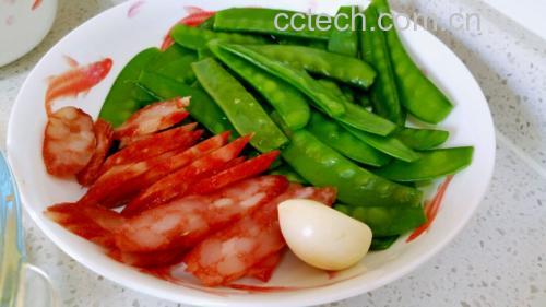 荷兰豆炒腊肠食材准备