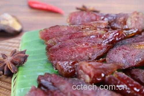 蒜香红肠切片摆盘，搭配酱料与配菜