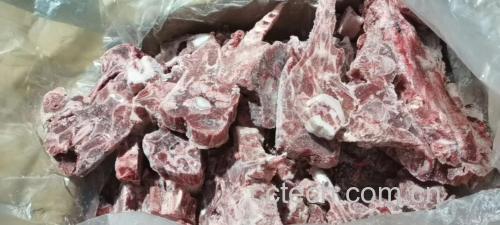 超市冷柜中陈列的真空包装羊驼肉产品