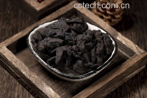家庭厨房中的食材分开放置场景