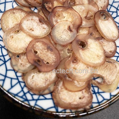 厨房中正在制作凉拌九孔白莲藕的场景