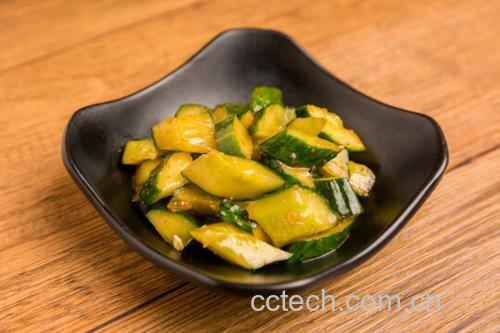 晚餐中的小黄瓜料理