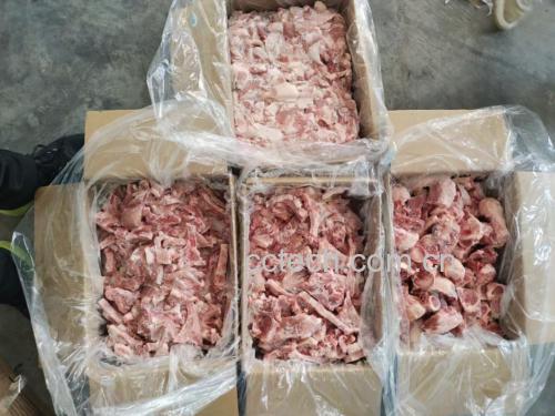 生猪肉块放置于透明保鲜盒中，背景为家用冰箱冷藏层隔板，周围有蔬菜和密封袋包装的食物，温度计显示4℃