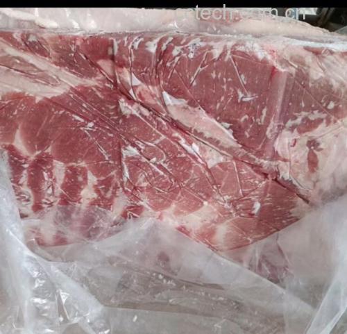 一块新鲜猪肉与一块明显变质的猪肉并列摆放，前者色泽红润，后者表面发黏且颜色发暗，配有放大镜聚焦在质地差异处