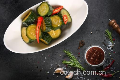 泡菜小黄瓜拌料过程图